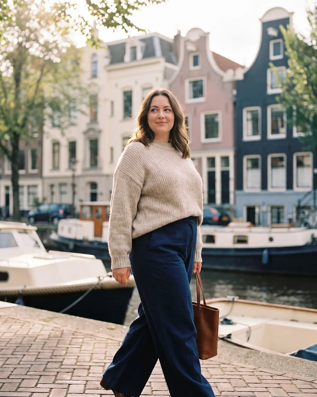 Vrouw loopt ontspannen langs een Amsterdamse gracht